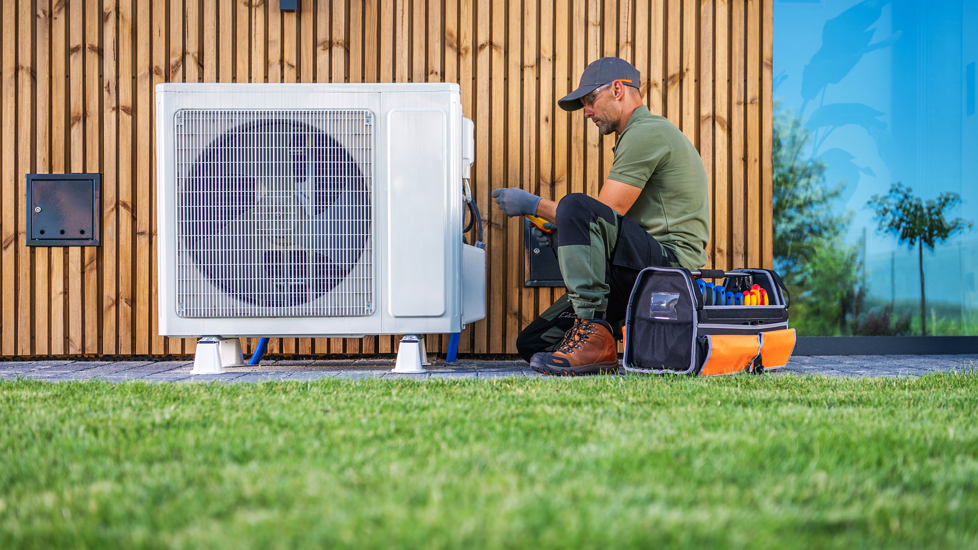 Technicien de Pinsonneault Électrique installant une thermopompe